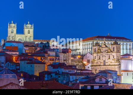 Vista al tramonto di Porto, con la cattedrale e il palazzo episcopale, Portogallo Foto Stock