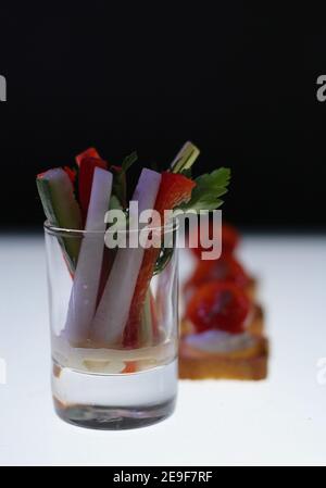 Delizioso mix di insalata in verrine su sfondi neri isolati Foto Stock