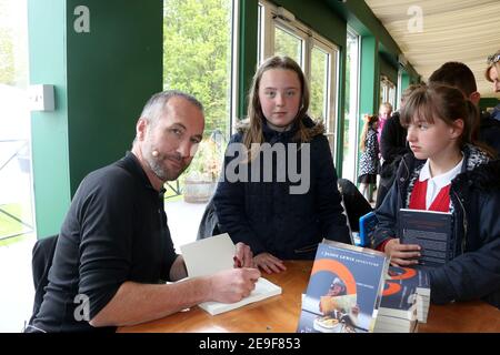 Maggio 2017. Dumfries House, East Ayrshire, Scozia, Regno Unito. Il Festival annuale del Libro di Boswell è unico in quanto è l'unico Festival del Libro che si occupa in modo eccellente di memorie e biografie.Jason Lewis un autore, esploratore e attivista della sostenibilità vincitore di un premio inglese parla delle sue avventure ai bambini della scuola al Festival del Libro. È accreditato di essere la prima persona a circumnavigare il globo dal potere umano., così come la prima persona attraversare il Nord America su pattini in linea e la prima attraversare l'Oceano Pacifico dalla potenza del pedale. Foto Stock