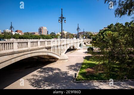 Ponte quot Pont D Aragó quot sopra l'ex letto del fiume della Turia nel centro di Valencia, Spagna, Europa Foto Stock