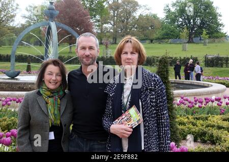 Maggio 2017. Dumfries House, East Ayrshire, Scozia, Regno Unito. Il Festival annuale del Libro di Boswell è unico in quanto è l'unico Festival del Libro che si occupa ecculsivamente di memorie e biografie.Jason Lewis un autore, esploratore e sostenitore della sostenibilità vincitore di un premio inglese. È accreditato di essere la prima persona a circumnavigare il globo dal potere umano., Inoltre, la prima persona a attraversare il Nord America su pattini in linea, e la prima a attraversare l'Oceano Pacifico con la potenza del pedale. Visto qui con i registi del Festival Carol Carr e Caroyln Knox Foto Stock