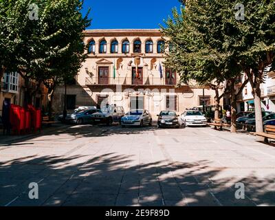 Il palazzo comunale, sede del municipio, è un edificio barocco. Spicca la galleria superiore, che mostra nella chiave dei suoi archi una serie di mas Foto Stock