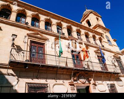 Il palazzo comunale, sede del municipio, è un edificio barocco. Spicca la galleria superiore, che mostra nella chiave dei suoi archi una serie di mas Foto Stock