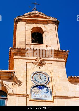 Orologio a torre realizzato da Fernando de Tapia nel 1803, con l'originalità di indicare le fasi lunari. Il palazzo comunale, sede del municipio, è Foto Stock