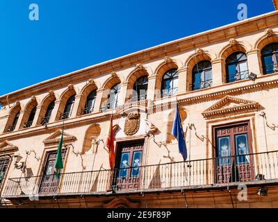 Il palazzo comunale, sede del municipio, è un edificio barocco. Spicca la galleria superiore, che mostra nella chiave dei suoi archi una serie di mas Foto Stock