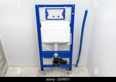 Nuovo telaio nascosto WC per wc a parete, in piedi contro la parete senza viti. Foto Stock