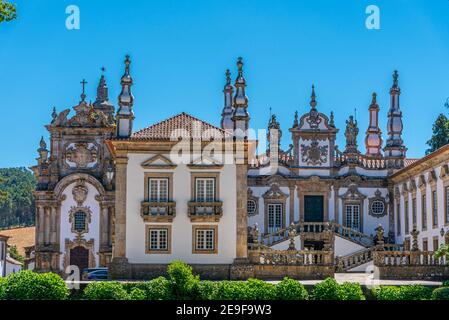 Palazzo Mateo che riflette su uno stagno artificiale, Portogallo Foto Stock
