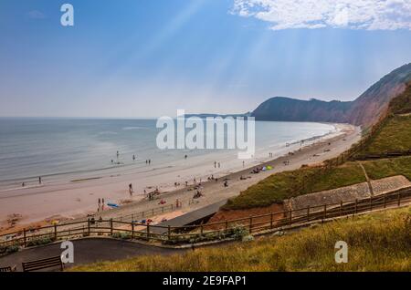 Sidmouth, una città costiera nel Devon sulla Costa Jurassica: Vista a est da Jacobs Ladder Beach verso Peak Hill, High Peak e Ladram Bay Foto Stock