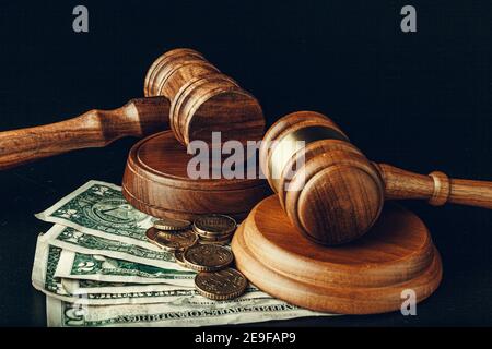 Gavel del giudice del legno sulla closeup delle banconote del dollaro degli Stati Uniti. Concetto di corruzione della giustizia Foto Stock