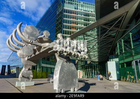 Wien, Vienna: Sede di STRABAG se a Donau City, scultura 'senza titolo' di Bruno Gironcoli nel 22. Donaustadt, Vienna, Austria Foto Stock