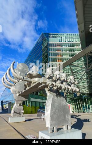 Wien, Vienna: Sede di STRABAG se a Donau City, scultura 'senza titolo' di Bruno Gironcoli nel 22. Donaustadt, Vienna, Austria Foto Stock