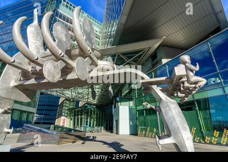 Wien, Vienna: Sede di STRABAG se a Donau City, scultura 'senza titolo' di Bruno Gironcoli nel 22. Donaustadt, Vienna, Austria Foto Stock