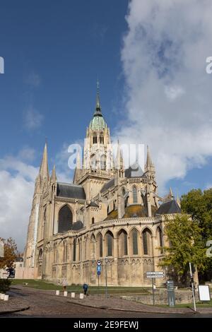 Bayeux Francia 10.18.2019 esterno della cattedrale che si erge su un basso angolo al cielo blu Foto Stock