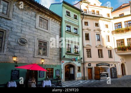 Una tipica fila di caffè e hotel nel centro storico della città vecchia di Praga, in Czechia. Foto Stock