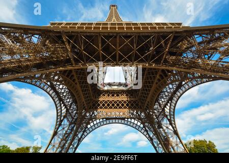 Vista da sotto la Torre Eiffel di Parigi, Francia. Foto Stock