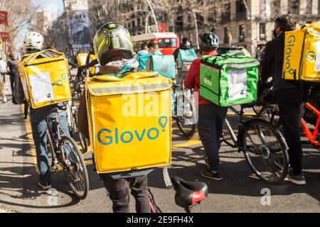 Durante la dimostrazione, Glovo e Uber mangia gli uomini di consegna marciano per strada con le loro biciclette.centinaia di persone provenienti da diverse piattaforme di consegna a domicilio, come Deliveroo, Uber Eats, Glovo, Stuart e anche da Amazon o Seur, hanno fatto un tour a Barcellona per onorare le loro auto, Moto e biciclette in varie città in tutta la Spagna durante una protesta contro l'approvazione della nuova legge Rider che mira a regolare la situazione di questi lavoratori e far scomparire la figura dei falsi lavoratori autonomi. La nuova legislazione costringerà le imprese a assumere i loro lavoratori, e cesseranno di b Foto Stock