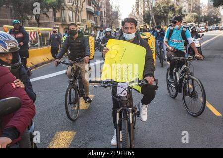 Durante la dimostrazione, i manifestanti cavalcano le loro biciclette per strada.centinaia di persone provenienti da diverse piattaforme di consegna a domicilio, come Deliveroo, Uber Eats, Glovo, Stuart e anche da Amazon o Seur, hanno visitato Barcellona onorando le loro auto, Moto e biciclette in varie città in tutta la Spagna durante una protesta contro l'approvazione della nuova legge Rider che mira a regolare la situazione di questi lavoratori e far scomparire la figura dei falsi lavoratori autonomi. La nuova legislazione costringerà le imprese a assumere i loro lavoratori, e cesseranno di essere autonomi per essere salari Foto Stock