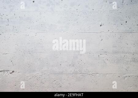 Fotografia di un muro di cemento in un seminterrato dipinto di bianco Foto Stock