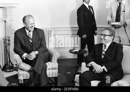 Il Presidente degli Stati Uniti Gerald Ford, il Segretario di Stato americano Henry Kissinger, Ritratto seduto, stanza di Roosevelt, Casa Bianca, Washington DC, Stati Uniti, Warren K. Leffler, 9 agosto 1974 Foto Stock