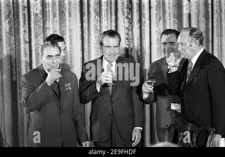 Il Presidente degli Stati Uniti Richard Nixon con (da sinistra a destra) il leader sovietico Leonid Brezhnev, il Ministro degli Affari Esteri sovietico Andrei Grimyko, e il Segretario di Stato William P. Rogers, tostando la firma di accordi tra i due Paesi su Oceanografia, Trasporti e scambi culturali, Washington, D.C., USA, Warren K. Leffler, 19 giugno 1973 Foto Stock