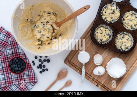 Preparazione di muffin ai mirtilli in cucina Foto Stock