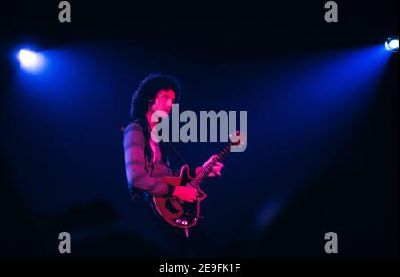 LEIDEN, PAESI BASSI - 27 NOVEMBRE 1980: Brian May chitarrista di Queen durante un concerto al Groenoordhallen di Leiden, Paesi Bassi Foto Stock