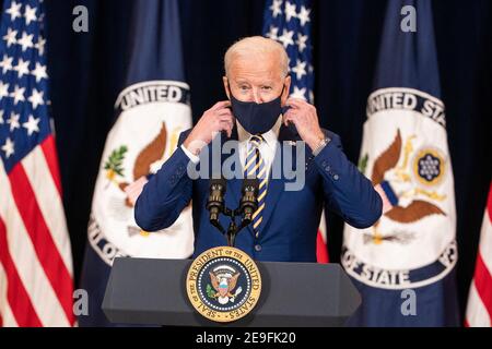 Il presidente DEGLI STATI UNITI Joe Biden si rivolge al personale del Dipartimento di Stato degli Stati Uniti a Washington, DC, USA, il 04 febbraio 2021. Biden dovrebbe annunciare che sta mettendo fine al sostegno degli Stati Uniti alle operazioni offensive Saudita in Yemen. Foto Stock