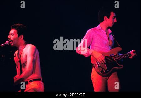 LEIDEN, Paesi Bassi - Nov 27, 1980: Regina durante un concerto nel Groenoordhallen in Leiden nei Paesi Bassi Foto Stock