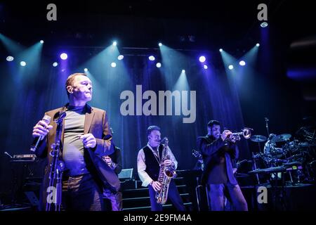 Duncan Campbell di UB40 che si esibisce dal vivo sul palco del O2 Shepherds Bush Empire Foto Stock