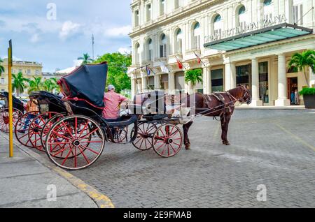 Carrozze trainate da cavalli di fronte al Gran Hotel Manzana Kempinski la Habana, Cuba Foto Stock