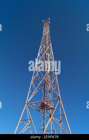 L'antenna del rapporto di costruzione e cielo blu. Il design metallico su sfondo blu cielo.tipo da sotto Foto Stock