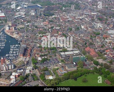 Vista aerea del centro di Ipswich guardando da est da Alexandra Park attraverso l'Università di Suffolk, verso Portman Road, Ipswich, Suffolk Foto Stock