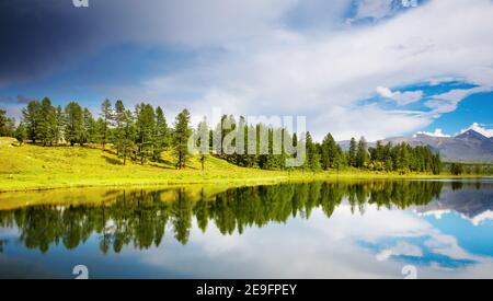 Paesaggio montano con lago e foresta bellissimi Foto Stock