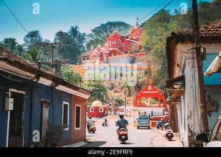 Panaji, Goa, India. Il traffico sulla strada per il Tempio Indù Maruti o il Tempio Hanuman si trova a Panjim. Costruito in onore del Dio delle scimmie Haruman Foto Stock