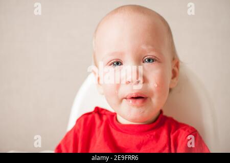 la bambina gioca e grida, tutto in lacrime. Foto Stock