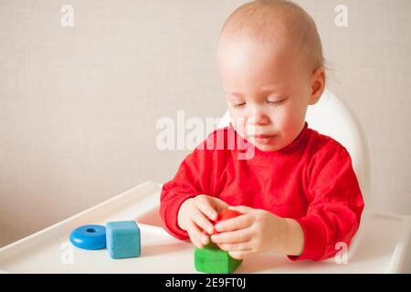 la bambina gioca e grida, tutto in lacrime. Foto Stock