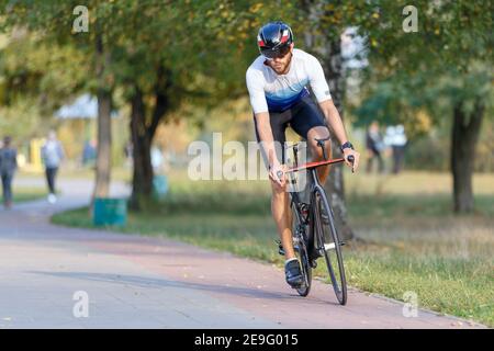 Pedalando in bicicletta per giovani in allenamento nel parco Foto Stock