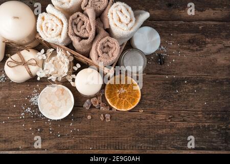Spa composizione con candele, sapone e tovaglioli su fondo di legno marrone. Foto Stock