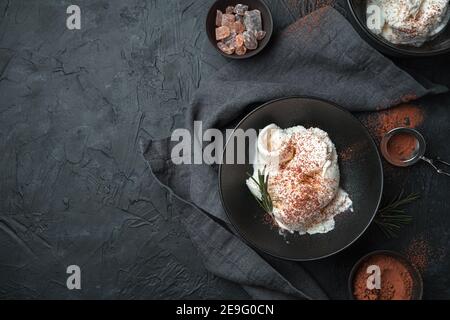 Delizioso gelato su sfondo scuro e brutale. Vista dall'alto, orizzontale, con spazio per la copia. Foto Stock