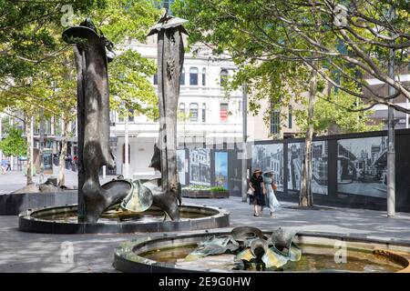 La fontana in bronzo del torrente Tank in Herald Square Circular Quay, Sydney Centro citta', NSW, Australia Foto Stock