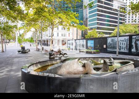 La fontana in bronzo del torrente Tank in Herald Square Circular Quay, Sydney Centro citta', NSW, Australia Foto Stock