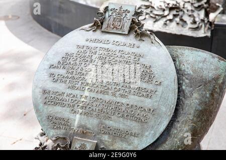 Herald Square Sydney e targa per commemorare la donazione verso Le opere d'arte della fontana di Tank Stream e la piazza, il centro di Sydney, il NSW, l'Australia Foto Stock