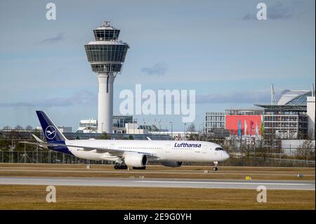 Monaco, Germania - Febbraio 04. 2021 : volo speciale Lufthansa LH2575 da Mount Pleasant sulle Isole Falkland MPN atterra all'aeroporto MUC di Monaco Foto Stock