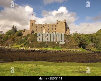 ISOLA DI SKYE, SCOZIA: 6 MAGGIO 2014: Vista sul castello di Dunvegan in Scozia. Giorno di sole, cielo blu con nuvole. Foto Stock