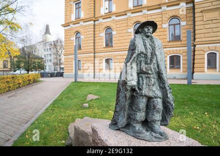 OULU, FINLANDIA - 12 ottobre 2020: Scultura in bronzo di Sanna Koivisto dell'uomo finale dei primi tempi di Suomi al passaggio del tempo nel Parco Maria Silfvan Foto Stock