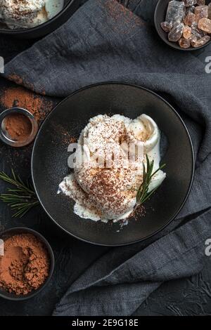 Dessert con gelato su fondo di cemento scuro. Vista dall'alto, verticale. Foto Stock