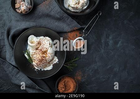 Gelato cremoso con cacao su fondo scuro. Foto Stock