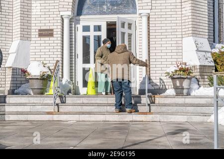 Mount Vernon, Stati Uniti. 04Feb 2021. I pazienti prospettici hanno visto entrare nel sito di vaccinazione pop-up a Mount Vernon presso la Grace Baptist Church a Mount Vernon, NY il 4 febbraio 2021. Il governatore dello Stato di New York ha annunciato l'apertura di siti di vaccinazione pop-up nelle aree più colpite dal virus COVID-19 dove vivono prevalentemente persone di colore. I siti sono aperti solo su appuntamento. (Foto di Lev Radin/Sipa USA) Credit: Sipa USA/Alamy Live News Foto Stock