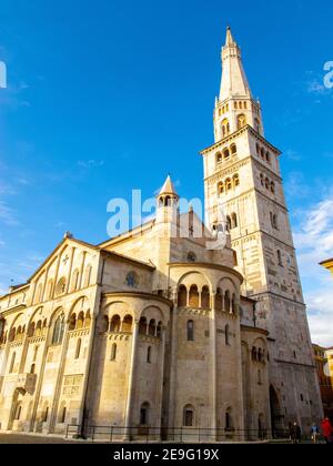 Città di Modena cupola e la sua torre campanaria chiamato Ghirlandina contro il cielo blu, Modena, Italia Foto Stock