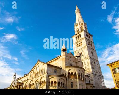 Città di Modena cupola e la sua torre campanaria chiamato Ghirlandina contro il cielo blu, Modena, Italia Foto Stock